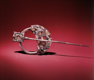 Killamery Broş, Killamery, County Kilkenny, Viking Age (altın, cam ve kehribar ile gümüş)